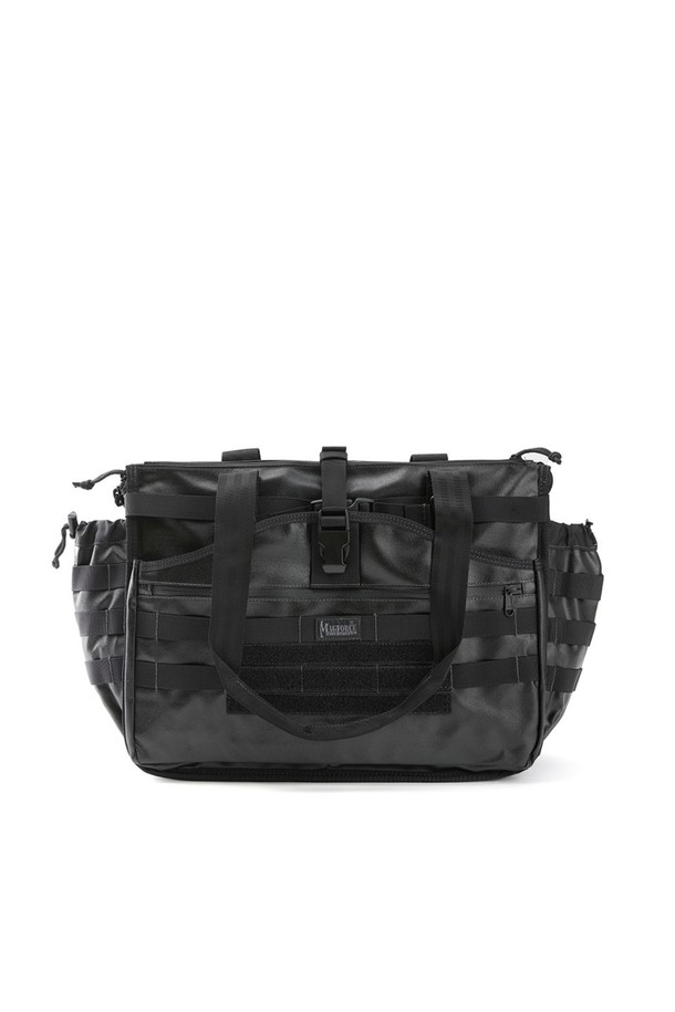 블랙호크 토트백 비즈니스 라인은 미니멀하고 베이직한 스타일을 추구하는 남성 고객을 위한 토트백입니다. 블랙 컬러의 사각 디자인으로, 폴리에스터와 나일론 소재를 사용하여 제작되어 내구성이 뛰어나며, 방수 기능과 충격 방지 기능을 갖춰 일상 및 비즈니스 환경에서 활용도가 높습니다. 내부에는 노트북 수납이 가능하며, 다수의 수납공간과 내부 벨크로, 전면부 방수 지퍼 포켓을 갖춰 실용성을 더했습니다. 360도 회전 스트랩 후크를 통해 크로스 스트랩 연결이 가능하며, 가방 잠금 방식은 지퍼형입니다. 비즈니스 캐주얼, 출근룩 등 다양한 TPO에 활용하기 좋은 아이템입니다.
