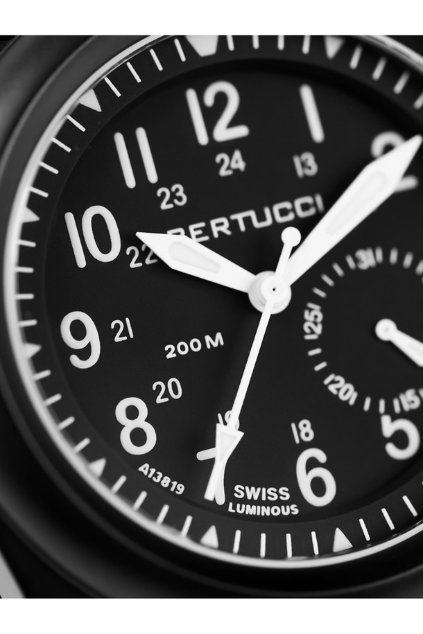 베르투치(Bertucci) A-2S 발리스타 필드워치 11086는 남녀 모두 착용 가능한 밀리터리 스타일의 필드워치입니다. 블랙 컬러의 스테인리스 스틸 케이스와 나일론 NATO 스트랩의 조합은 아웃도어, 밀리터리, 전술적인 용도에 적합합니다. 40mm 케이스 직경, 13.2mm 두께, 86g 무게로 뛰어난 착용감을 제공하며, 200m 방수 기능과 충격 방지, 야광 기능으로 어떠한 환경에서도 시인성과 내구성을 보장합니다. 9mm 탄환 충격 저항, 부식 방지, 강화 스프링바 등의 특수 기능은 극한의 상황에서도 시계를 안전하게 보호하며, 여행, 캠핑, 해외 출장 등 다양한 TPO에 클래식, 고프코어, 워크웨어 스타일을 연출하기 좋습니다. Miyota Caliber 6P26 무브먼트, 24시간 다이얼, 4시 방향 크라운, 스크류다운 크라운, 그리고 포인터 데이트 디스플레이는 시계의 완성도를 높입니다.
