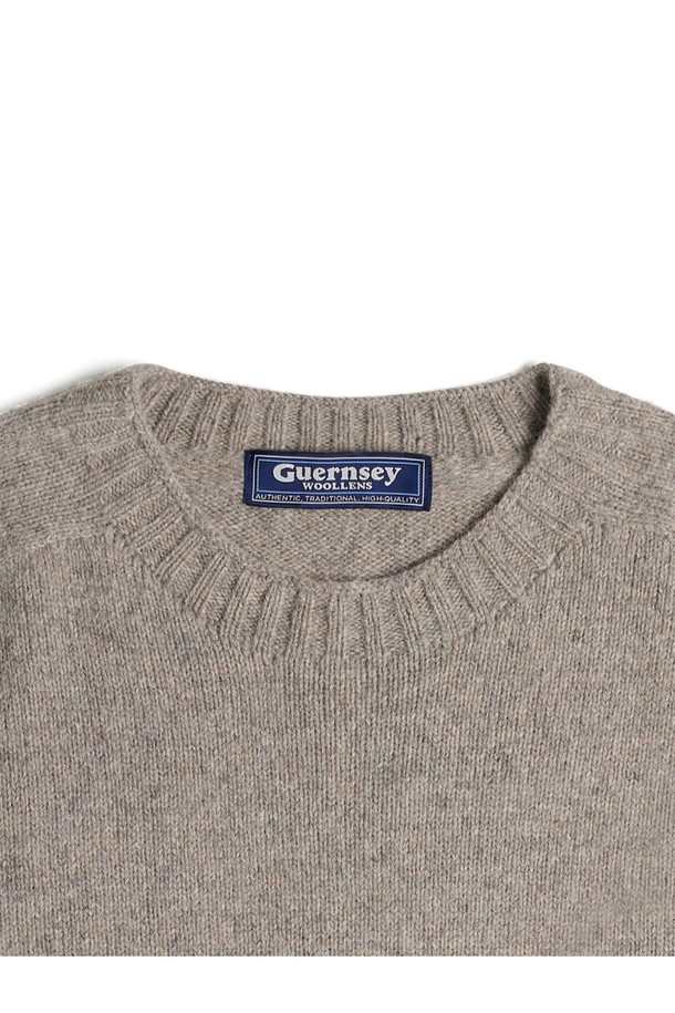 GUERNSEY WOOLLENS - 스웨터 - [건지울른스] 알파카 홀가먼트 크루넥 새들 스웨터 - 피넛