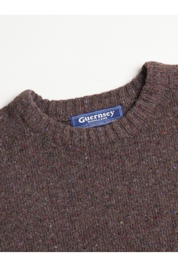 GUERNSEY WOOLLENS - 스웨터 - [건지울른스] 네프사 에센셜 울 크루넥 새들 스웨터 - 브라운