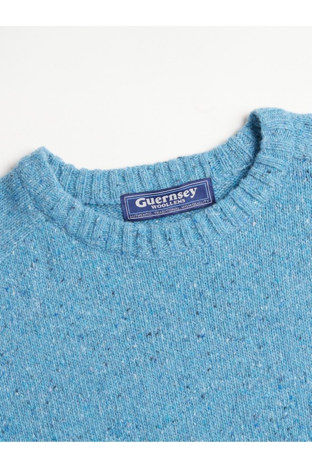 GUERNSEY WOOLLENS - 스웨터 - [건지울른스] 네프사 에센셜 울 크루넥 새들 스웨터 - 스카이 블루