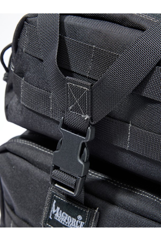 콘돌2 백팩 - 블랙은 일상, 여행, 아웃도어 활동에 적합한 미디엄 사이즈(22L)의 남성용 백팩입니다. 무지 패턴의 블랙 컬러 나일론 소재로 제작되었으며, 버클과 스트랩 디테일이 돋보이는 사각 모양 디자인입니다. 방수 및 발수 기능을 갖춰 갑작스러운 날씨 변화에도 내용물을 안전하게 보호하며, 3단 레이어 구조, Y자형 스트랩, 몰리 시스템, 인체공학적 디자인, 확장 가능한 기능을 통해 실용성을 더했습니다. 지퍼형 및 버클형 잠금 방식으로 내용물을 안전하게 보관하며, 노트북, 태블릿, 카메라 장비 수납이 가능하며 기내 반입도 가능합니다. 미니멀, 캐주얼, 시티보이 스타일에 어울리는 여행룩, 출근룩 연출에 활용하기 좋습니다.
