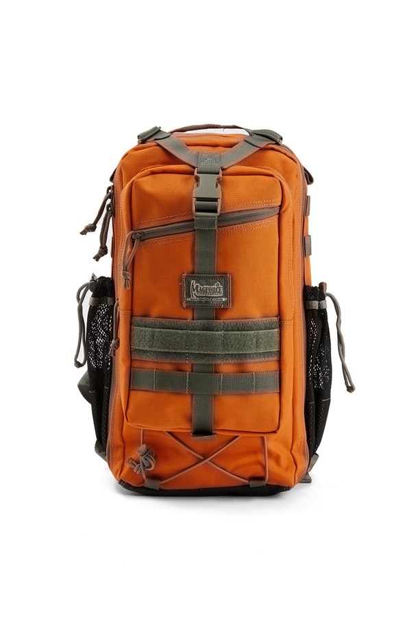 블루제이 백팩 - 오렌지는 남성용 미디엄 사이즈 백팩입니다. 나일론 소재로 제작되어 발수, 방수, 생활 방수 기능은 물론, 통기성까지 갖춰 쾌적한 착용감을 제공합니다. 사각 형태에 지퍼형 잠금 방식으로 내용물을 안전하게 보호하며, 버클 디테일이 디자인 포인트를 더합니다. MOLLE 시스템 호환, 메쉬 사이드 포켓, 인체공학적 어깨끈, 허리벨트, 평평한 바닥 디자인 등 다양한 특징을 갖춘 실용적인 백팩으로, 하이킹, 여행, 일상, 백패킹, 캠핑 등 다양한 용도로 활용 가능합니다. 캐주얼, 고프코어, 미니멀 스타일의 여행룩, 캠핑룩, 등산룩에 매치하여 스타일리시하게 연출할 수 있습니다.
