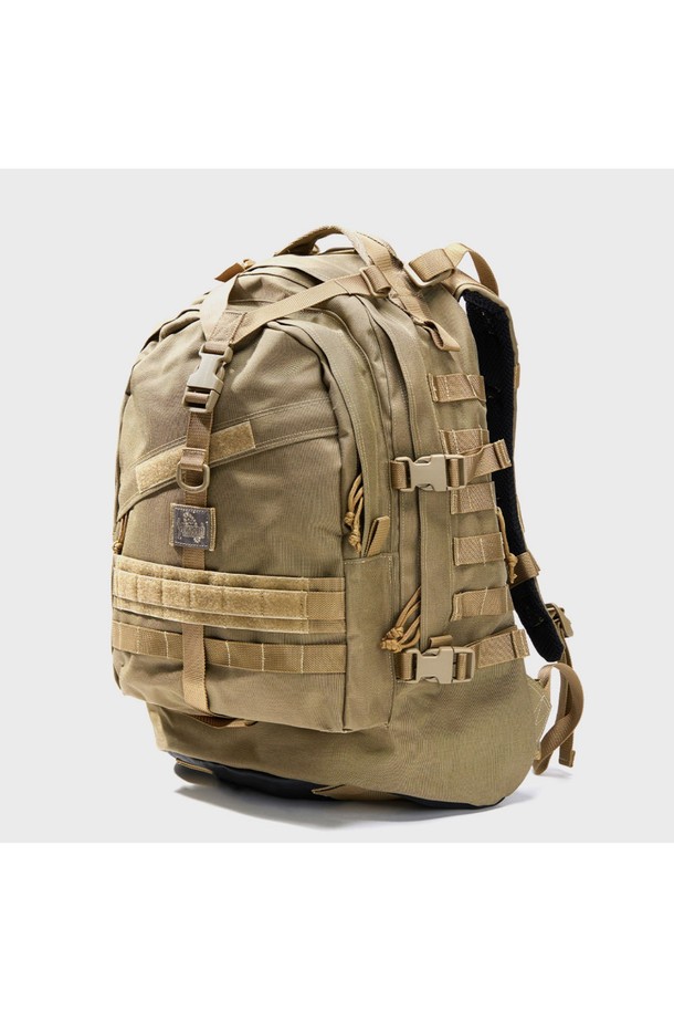 벌쳐2 3Day 백팩 - 카키는 34L 용량의 라지 사이즈 백팩으로, 여행, 일상, 하이킹, 백패킹, 캠핑 등 다양한 용도로 활용할 수 있습니다. 카키 컬러의 무지 디자인에 버클과 스트랩으로 포인트를 주었으며, 남성용 제품입니다. 방수, 생활 방수, 발수 기능을 갖춰 야외 활동에 적합하며, 3단 레이어 구조, 4개의 압축 스트랩, 다수 수납공간, MOLLE 시스템 호환, 인체공학적 어깨끈, 지퍼형 잠금 방식 등 편리한 기능을 제공합니다. 캐주얼, 고프코어 스타일을 연출하며, 여행룩, 캠핑룩, 등산룩에 잘 어울립니다.
