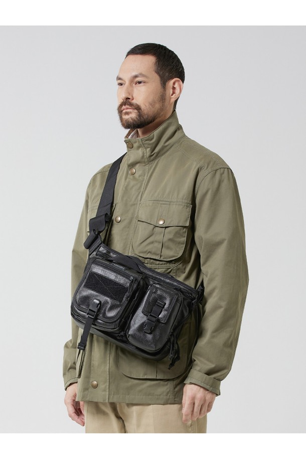 랩터 아이패드 캐리어 비즈니스 라인 - 블랙은 남성 고객을 위한 미니멀하고 모던한 디자인의 아이패드 캐리어입니다. 폴리에스터와 나일론 소재로 제작되어 방수 기능을 갖췄으며, 미디엄 사이즈의 사각형 디자인에 버클 장식으로 포인트를 더했습니다. 내부에는 패딩 처리와 다양한 수납공간, 키홀더가 마련되어 있으며, 몰리 시스템, IT 기기 수납, 충격 보호, 스크래치 방지, 모듈형 디자인 등 실용적인 기능을 제공합니다. 지퍼형 및 벨크로형 잠금 방식으로 안전하게 아이패드를 보관할 수 있으며, 비즈니스 캐주얼 및 출근룩에 잘 어울리는 스타일입니다.
