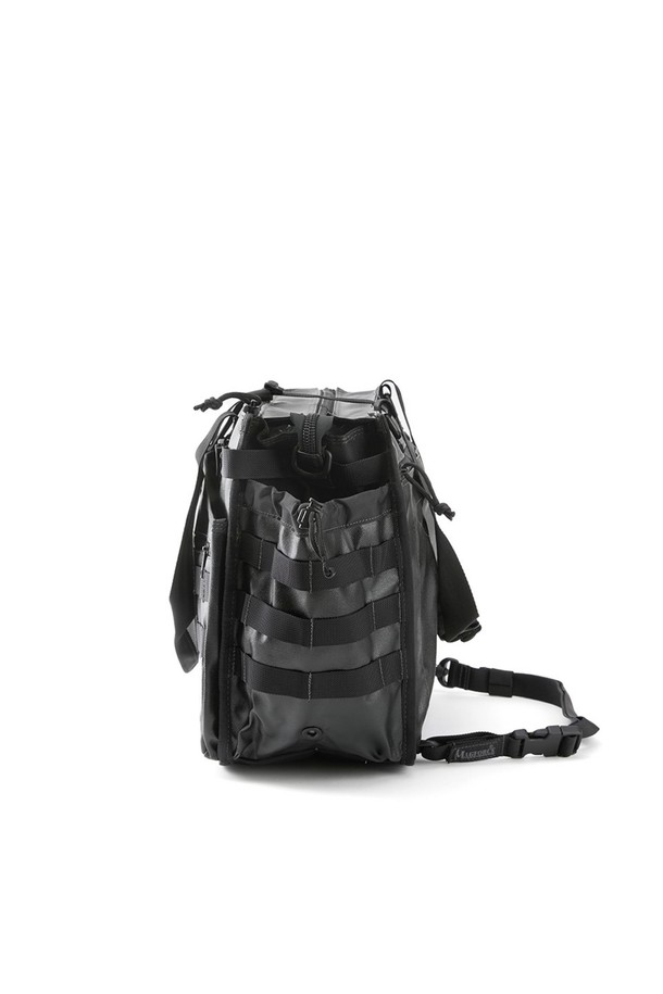 블랙호크 토트백 비즈니스 라인은 미니멀하고 베이직한 스타일을 추구하는 남성 고객을 위한 토트백입니다. 블랙 컬러의 사각 디자인으로, 폴리에스터와 나일론 소재를 사용하여 제작되어 내구성이 뛰어나며, 방수 기능과 충격 방지 기능을 갖춰 일상 및 비즈니스 환경에서 활용도가 높습니다. 내부에는 노트북 수납이 가능하며, 다수의 수납공간과 내부 벨크로, 전면부 방수 지퍼 포켓을 갖춰 실용성을 더했습니다. 360도 회전 스트랩 후크를 통해 크로스 스트랩 연결이 가능하며, 가방 잠금 방식은 지퍼형입니다. 비즈니스 캐주얼, 출근룩 등 다양한 TPO에 활용하기 좋은 아이템입니다.
