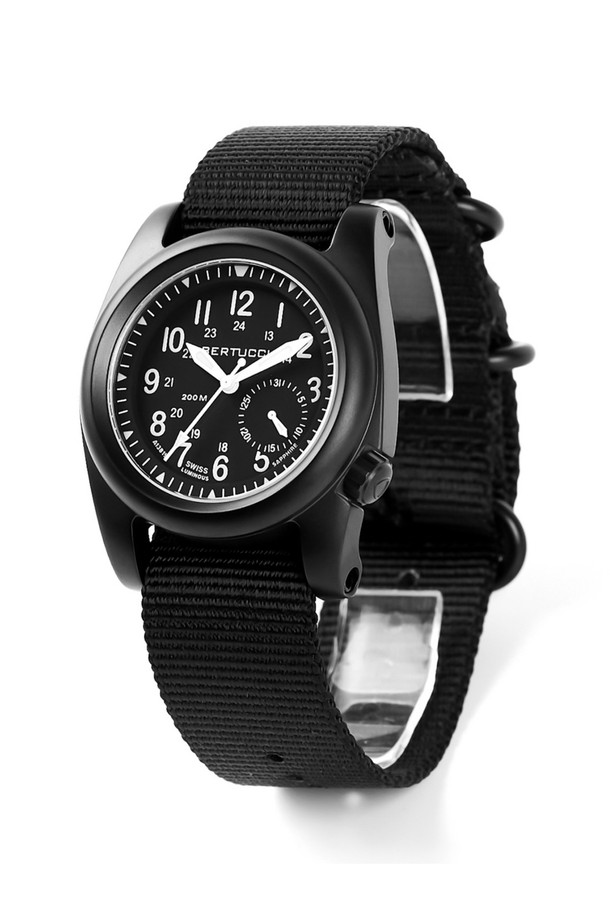 베르투치(Bertucci) A-2S 발리스타 필드워치 11086는 남녀 모두 착용 가능한 밀리터리 스타일의 필드워치입니다. 블랙 컬러의 스테인리스 스틸 케이스와 나일론 NATO 스트랩의 조합은 아웃도어, 밀리터리, 전술적인 용도에 적합합니다. 40mm 케이스 직경, 13.2mm 두께, 86g 무게로 뛰어난 착용감을 제공하며, 200m 방수 기능과 충격 방지, 야광 기능으로 어떠한 환경에서도 시인성과 내구성을 보장합니다. 9mm 탄환 충격 저항, 부식 방지, 강화 스프링바 등의 특수 기능은 극한의 상황에서도 시계를 안전하게 보호하며, 여행, 캠핑, 해외 출장 등 다양한 TPO에 클래식, 고프코어, 워크웨어 스타일을 연출하기 좋습니다. Miyota Caliber 6P26 무브먼트, 24시간 다이얼, 4시 방향 크라운, 스크류다운 크라운, 그리고 포인터 데이트 디스플레이는 시계의 완성도를 높입니다.
