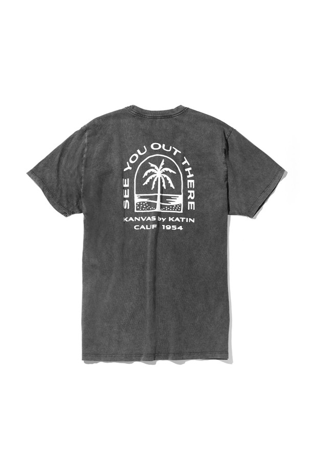 페세지 티셔츠 - 블랙 샌드 워시는 캘리포니아 해변의 야자수 프린팅과 "SEE YOU OUT THERE" 문구가 돋보이는 캐주얼 티셔츠입니다. 유기농 코튼 100% 소재로 제작되어 부드러운 촉감을 선사하며, 레귤러핏의 롱 기장으로 편안하게 착용할 수 있습니다. 라운드넥 디자인에 반소매, 블랙과 샌드 컬러 조합으로 다양한 스타일에 활용하기 좋으며, 백넥 테이프 특수 처리, 체인스티치 봉제, 프린트 나염 라벨 등의 섬세한 마감으로 완성도를 높였습니다.

