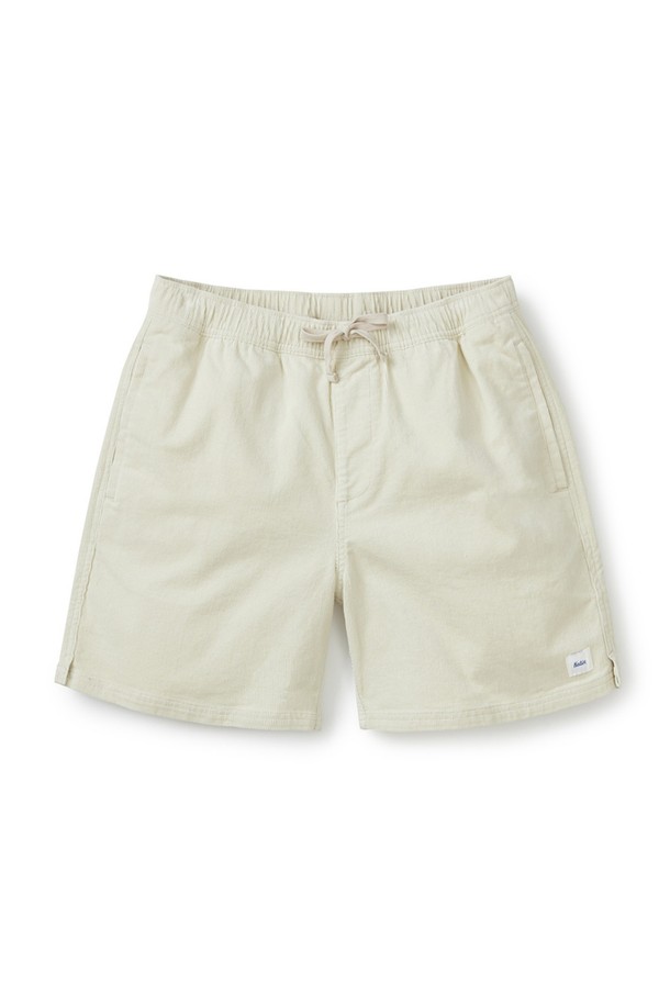 실버 버치 색상의 코듀로이 로컬 반바지는 남녀 모두 착용 가능한 캐주얼 & 클래식 스타일의 반바지입니다. 봄, 여름 시즌에 적합하며, 무릎 위 기장의 레귤러핏으로 편안한 컴포트핏을 제공합니다. 코듀로이, 면, 스판덱스 혼방 소재에 무지 패턴으로 제작되어 클래식한 텍스처와 밴딩 디테일이 특징입니다.
