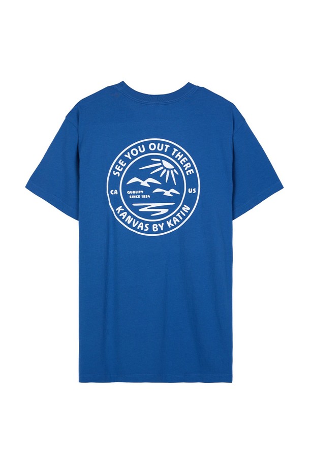 남성용 웨트랜드 반팔 티셔츠는 부드러운 100% 오가닉 코튼 소재로 제작되었으며, 산뜻한 베이 블루 색상이 돋보입니다. 해안 도시 테마의 프린트 로고 그래픽이 캐주얼한 매력을 더하고, 가먼트 다잉 처리로 자연스러운 색감을 연출합니다. 스탠다드 핏의 라운드넥 디자인으로 일상에서 편안하게 착용하기 좋은 반소매 티셔츠입니다.
