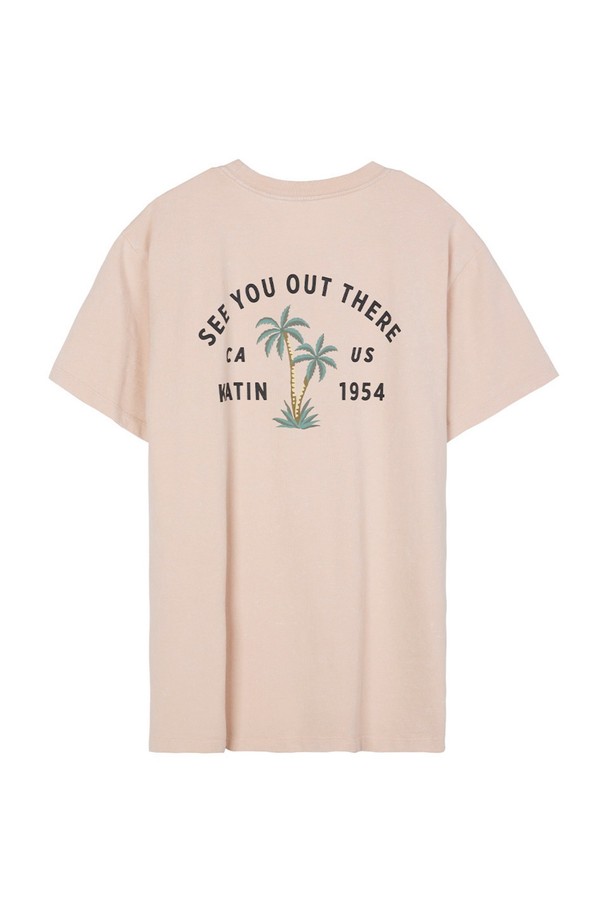 부드러운 촉감의 오가닉 코튼 100% 소재로 제작된 남성용 버뮤다 반팔 티셔츠입니다. 핑크 샌드 워싱 컬러와 캘리포니아 팜트리 그래픽 프린트가 돋보이며, 커스텀 다잉 처리로 빈티지한 매력을 더했습니다. 봄, 여름철 일상복으로 캐주얼하게 연출하기 좋은 레귤러 핏 라운드넥 디자인입니다.
