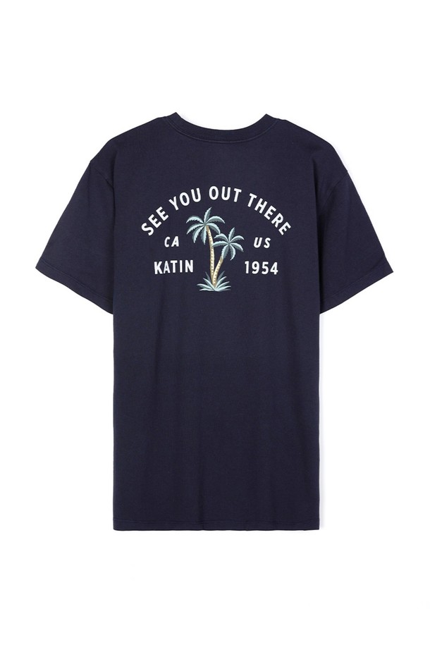 버뮤다 반팔 티셔츠는 캘리포니아 팜트리 그래픽과 "SEE YOU OUT THERE" 텍스트 프린트가 돋보이는 폴라 네이비 색상의 공용 반팔 티셔츠입니다. 오가닉 코튼 100% 소재로 제작되었으며, 커스텀 오가닉 코튼 염색을 통해 더욱 특별한 색감을 자랑합니다. 캐주얼한 스타일의 라운드넥 레귤러 핏으로, 봄, 여름철 일상복으로 편안하게 착용할 수 있습니다.
