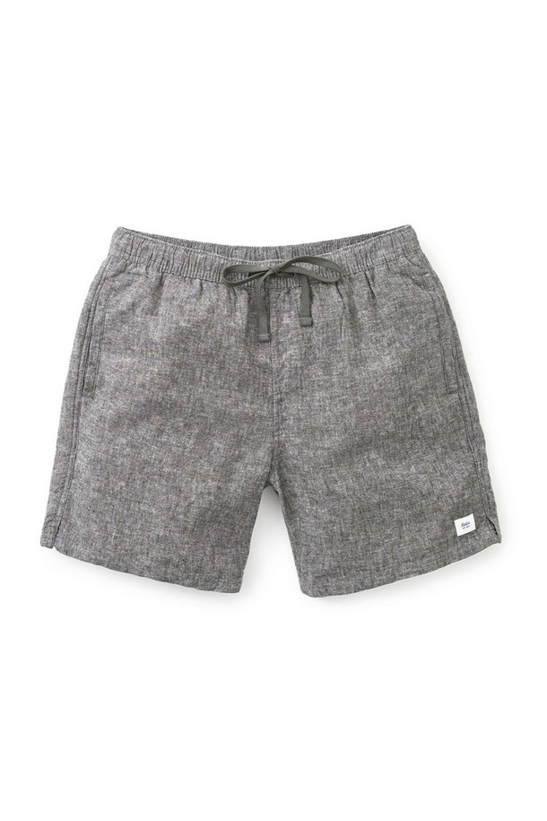 이사야 로컬 반바지는 블랙 워시 컬러의 남성용 반바지로, 봄, 여름 시즌에 캐주얼하게 착용하기 좋습니다. 면과 린넨 혼방 소재로 제작되어 부드러운 촉감을 자랑하며, 샴브레이 패턴과 스탠다드 레귤러핏으로 편안하게 연출 가능합니다. 사이드 슬릿, 앞면 포켓, 뒷면 웰트 포켓 디테일과 깔끔한 허리 밴드가 특징입니다.
