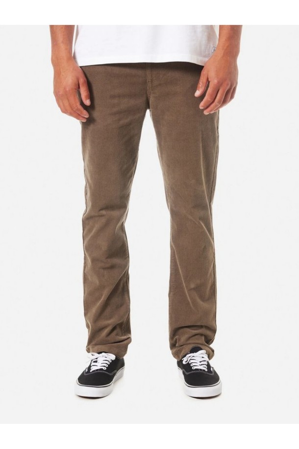 부드러운 코듀로이 소재로 제작된 다크 브라운 색상의 남성용 파이프라인 코듀로이 팬츠입니다. 슬림 스트레이트 핏으로 디자인되었으며, 허리 밴딩과 스트링으로 편안함을 더했습니다. 가을, 겨울 시즌에 캐주얼하게 활용하기 좋으며, 포켓 안감 보강과 내부 바이어스 테이프 마감 등 프리미엄 디테일이 돋보입니다.
