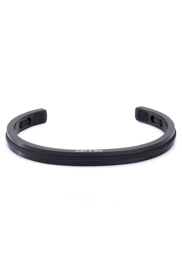 나바크 6 팔찌 - 블랙X블랙은 미니멀하고 모던한 스타일의 공용 팔찌입니다. 6mm 스테인리스 커프와 로프 소재, 블랙 컬러의 조화가 돋보이며, 방수, 내식성, 내구성을 갖춘 제품입니다. 뱅글 스타일로 제작되었으며, 손바느질 마감, 브랜드 각인, 새클 및 매듭 디자인이 특징입니다.
