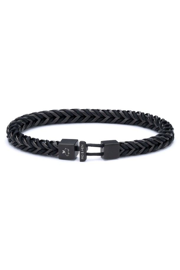 블랙 색상의 카테나 폭스테일 팔찌는 316L 스테인리스 스틸 체인과 마린급 로프 소재를 사용해 제작되었으며, 땀과 염분에 강한 방수 및 내식성 기능이 뛰어납니다. 손바느질 매듭 마감으로 견고함을 더하고 브랜드 레터링 각인을 새겨 포인트를 주었으며, 시계나 다른 팔찌와 레이어드하여 스타일을 연출할 수 있습니다. 미니멀하고 모던한 무드를 담아 일상에서 부담 없이 착용하기 좋은 공용 팔찌입니다.
