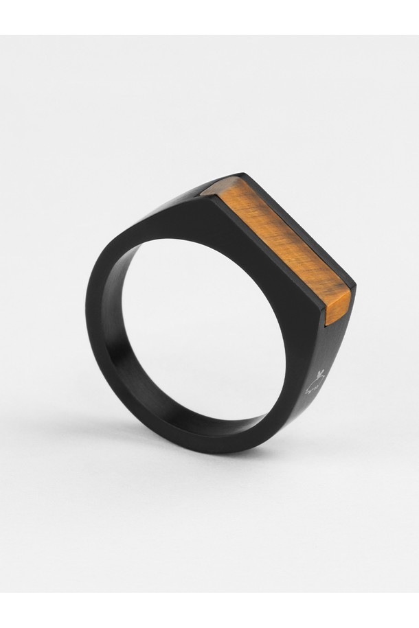 시그넷 7 반지는 타이거아이와 블랙 색상의 조화가 돋보이는 공용 반지입니다. 316L 스테인리스 스틸과 타이거아이 소재로 제작되었으며, 선박용 로프 디자인과 브랜드 레터링 각인이 특징입니다. 내구성과 방수 기능이 뛰어나 일상생활은 물론 해양 활동에도 적합하며, 클래식한 스타일을 연출할 수 있는 시그넷 문장 반지 스타일로 우드 케이스가 함께 제공됩니다.
