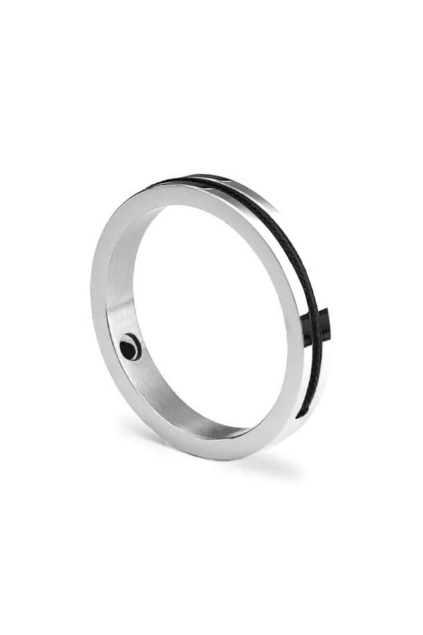 네이비 로프와 실버 스퀘어 디자인의 나바크 4 반지입니다. 네덜란드 선원 생존 상징을 모티브로, 돼지와 닭 모티브, 브랜드 레터링 각인이 특징이며, 19호와 21호 사이즈로 제공됩니다. 스테인리스스틸과 로프 소재로 제작되어 해수, 땀, 변색에 강하며, 해양/항해 컨셉의 방수 기능을 갖춘 수제작 반지로, 우드 케이스에 담겨 선물용으로도 좋습니다.
