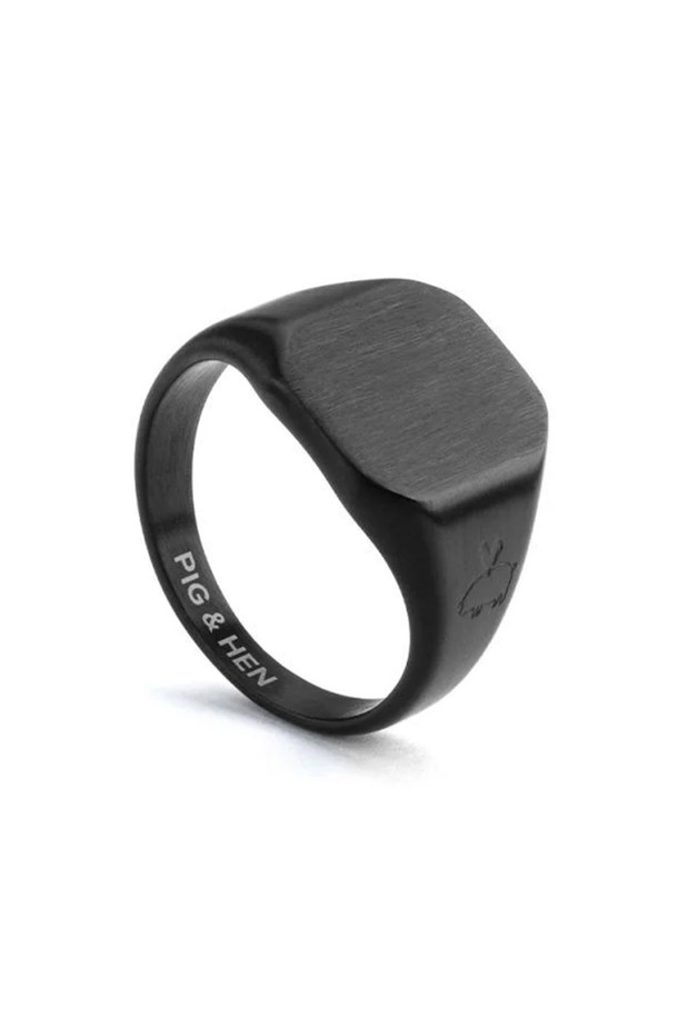 블랙 색상의 시그넷 16 클래식 반지는 316L 스테인리스 스틸 소재로 제작되어 내구성과 내수성이 뛰어납니다. 심플한 실루엣과 브랜드 레터링 디자인 장식이 특징이며, 데일리 포인트 액세서리로 활용하기 좋습니다. 땀과 염수에 강해 색상 유지력이 우수하며, 남녀 공용으로 착용 가능합니다.
