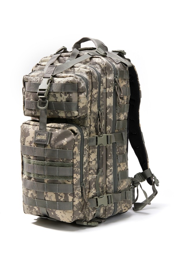 슈퍼팔콘 백팩 - 디지털 포리지 카모는 튼튼한 나일론 소재에 디지털 포리지 카모 패턴으로 밀리터리 스타일을 강조한 남성용 백팩입니다. 라지 사이즈의 사각형 디자인으로 방수 기능을 갖췄으며, 3단 레이어 구조, 4개의 압축 스트랩, 다양한 수납 포켓, 노트북 수납, 몰리 시스템 호환 등 뛰어난 기능성을 자랑합니다. 하이킹, 여행, 일상, 백패킹 등 다양한 용도로 활용 가능하며, 지퍼형 잠금 방식과 버클 디자인으로 안전하고 편리하게 사용할 수 있습니다.
