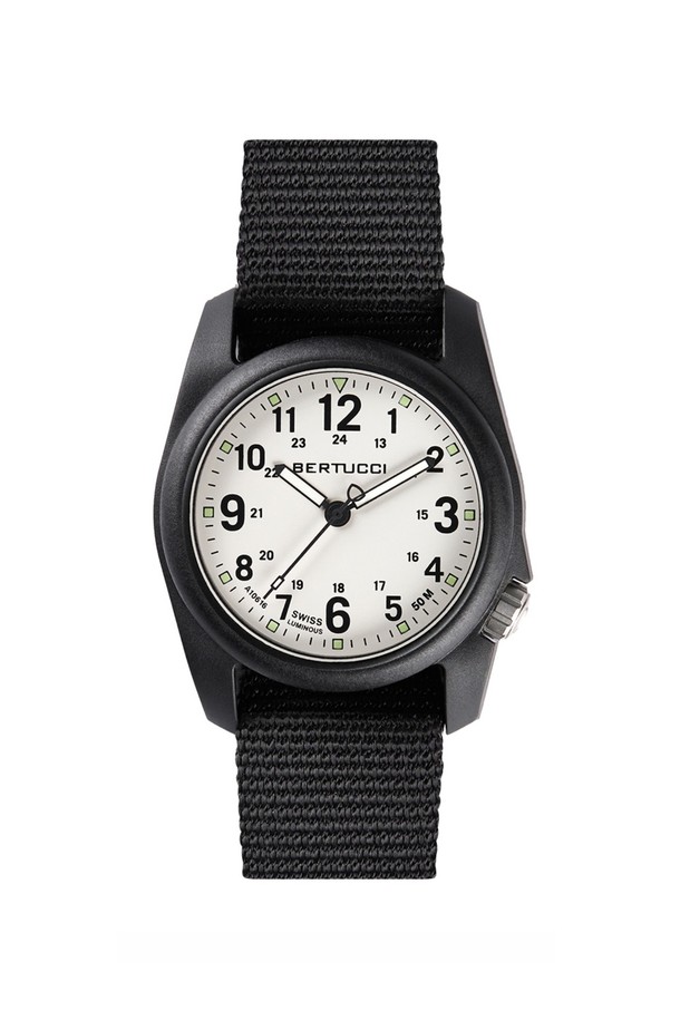 DX3 필드시계 11039는 아웃도어, 군용/택티컬, 일상생활에 적합한 유니섹스 시계입니다. 40mm 크기의 블랙 컬러 카본 파이버 및 나일론 소재 케이스로 제작되었으며, 쿼츠 무브먼트와 50M 방수 기능을 갖췄습니다. 22mm 너비의 NATO 스트랩, 4시 방향 크라운, 24시간 군용 시간 표시, Super-LumiNova 야광 마커, 교체 가능한 스트랩 등, 밀리터리 감성을 더한 다양한 기능들이 특징입니다. 무게는 25g이며, 3년 배터리 수명과 스크류 백 케이스를 통해 뛰어난 내구성을 자랑합니다. 여행룩, 캠핑룩, 캐주얼, 고프코어, 워크웨어 스타일을 즐기는 분들께 추천합니다.
