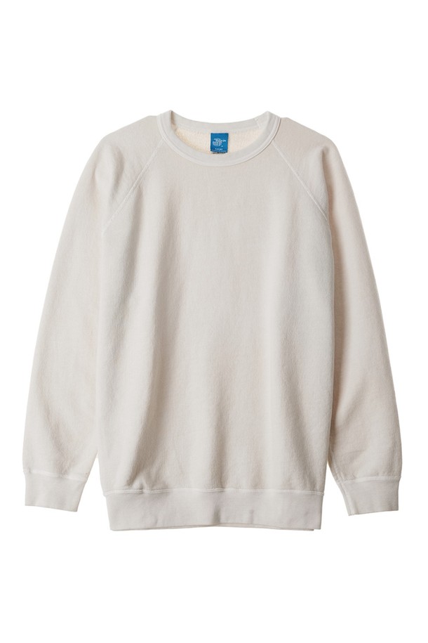 피그먼트 다잉 헤비코튼 맨투맨 - 네츄럴은 9oz 프렌치 테리 원단으로 제작되어 두꺼운 두께감과 부드러운 촉감을 자랑합니다. 피그먼트 다잉 처리로 자연스러운 에이징 효과를 더해 빈티지한 멋을 살렸으며, 라운드넥에 스탠다드핏으로 편안한 착용감을 선사합니다. 겨드랑이 가셋 크로치 디테일과 립 원단 적용으로 활동성을 높였으며, 4-니들 플랫 심, 2-니들 커버 심 봉제로 튼튼함을 더했습니다. 봄, 가을, 겨울, 겨울 데일리룩, 캐주얼, 미니멀, 클래식 스타일을 연출하기에 적합한 기본 아이템입니다.
