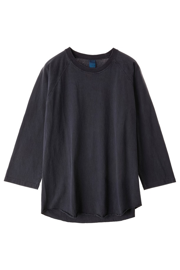 네이비 컬러의 피그먼트 다잉 베이스볼 티셔츠입니다. 부드러운 면 소재에 자연스러운 에이징을 더하는 피그먼트 염색 기법을 사용하여 빈티지한 매력을 선사합니다. 라글란 슬리브와 9부 소매 기장, 스탠다드핏으로 편안한 착용감을 제공하며, 튜브 바디 구조와 2 니들 커버스티치 봉제로 튼튼하게 제작되었습니다.
