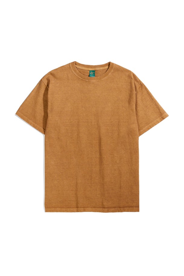 부드러운 면 소재의 피그먼트 다잉 기법으로 제작되어 자연스러운 컬러감을 연출하는 모카 색상의 반팔 티셔츠입니다. 얇은 두께감으로 봄, 여름철 시원하게 착용할 수 있으며, 레귤러핏으로 편안한 착용감을 선사합니다. 2바늘 커버스티치 공법과 튜브형 바디 구조, 넥라인 변형 방지 보강으로 내구성을 높였으며, 워싱 시 자연스러운 에이징 효과를 즐길 수 있습니다.
