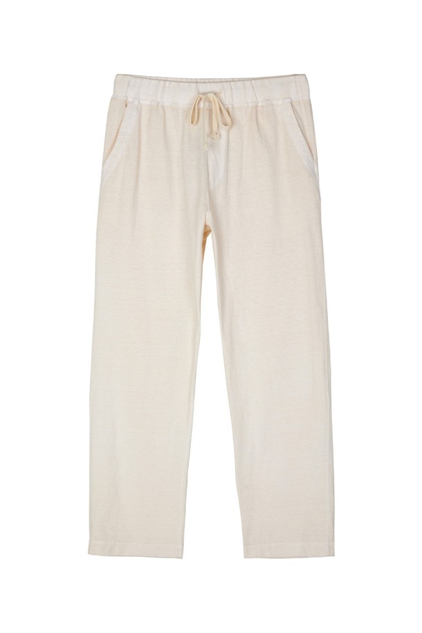 5.5oz 데일리 팬츠 - 피그먼트 네츄럴은 부드러운 면 소재로 제작되어 편안한 착용감을 선사합니다. 피그먼트 다잉 처리로 자연스러운 색감과 세탁 후 뒤틀림을 최소화하여 내구성이 뛰어나며, 베이직한 디자인으로 일상, 리조트웨어, 홈웨어 등 다양한 용도로 활용 가능합니다. 스탠다드 핏의 긴바지로 앞면 사선 포켓과 뒷면 아웃포켓 2개, 드로우스트링 밴딩 디테일을 더해 실용성을 높였으며, 5.5oz 티셔츠와 셋업 스타일링도 추천합니다.
