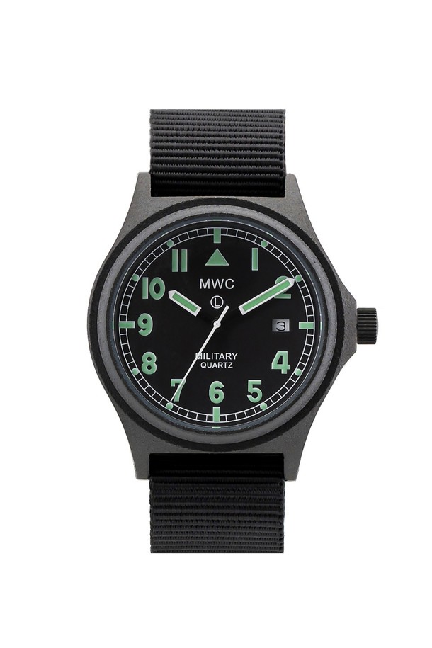 건메탈과 블랙 색상의 조화가 돋보이는 G10 배터리해치 PVD 시계는 스테인리스 스틸 소재로 제작되어 일상생활에서 뛰어난 내구성과 부식 방지 기능을 제공합니다. 40mm 또는 42mm 케이스 크기와 11.5mm의 두께, 철도 모양 챔퍼링 다이얼이 특징이며, PVD 코팅과 무광 처리로 고급스러움을 더했습니다. 배터리 해치와 스크류백 디자인으로 배터리 교체가 용이하며, 슈퍼 루미노바 야광 기능과 5기압 방수, 충격 방지 기능까지 갖춘 실용적인 시계입니다.
