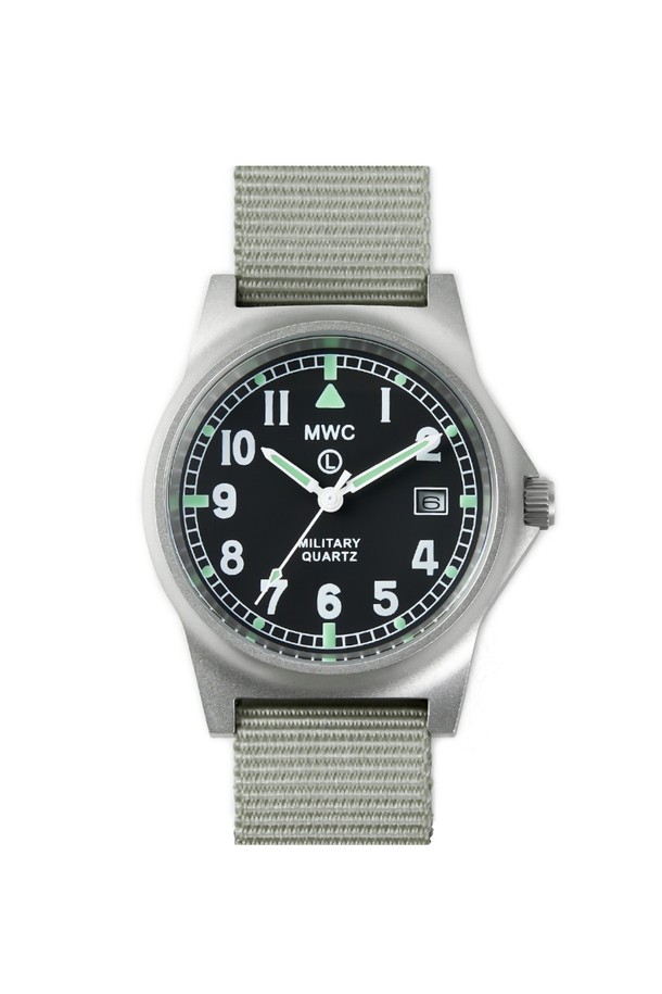 G10 데이저스트 - 실버X그레이는 스테인리스 스틸 소재에 실버와 그레이 컬러 조합이 돋보이는 밀리터리 스타일 시계입니다. 5Bar 방수 기능과 미네랄 강화유리, 스크류백 케이스, 미요타 2035 쿼츠 무브먼트를 탑재하여 내구성을 높였으며, 날짜 표시, 야광, 충격 방지, 방자성 기능을 갖췄습니다. 철도 스타일 다이얼, 야광 표시, NATO 스트랩 디자인으로 밀리터리 무드를 강조한 공용 시계입니다.
