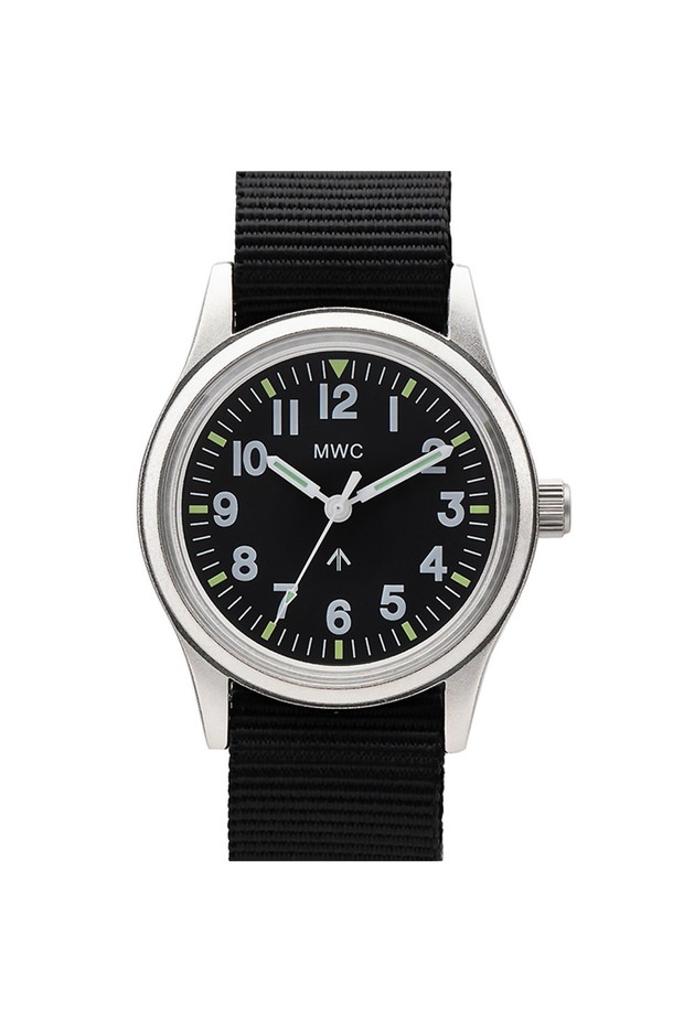 베트남전 미군 시계의 영국군 버전, 실버X블랙 색상으로 밀리터리 & 클래식 무드를 담았습니다. 합금강 케이스와 플렉시글라스, 나일론 NATO 스트랩을 사용했으며 33mm 케이스 지름에 9mm 두께를 가집니다. 쿼츠 무브먼트, Super Luminova 야광, 3기압 생활 방수 기능을 갖춘 이 시계는 일상 및 아웃도어 활동에 적합합니다.
