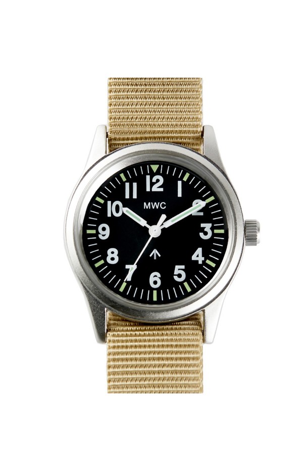 베트남전 당시 미군 시계의 영국군 버전인 실버X데저트 시계는 밀리터리 및 아웃도어 활동에 적합하며, 33mm 합금강 케이스와 18mm 나토 스트랩으로 제작되었습니다. 미요타 2036 쿼츠 무브먼트를 사용하고 3기압 방수 기능을 갖춘 이 남성용 시계는 플렉시글라스 크리스탈과 슈퍼 루미노바 야광 마커를 특징으로 합니다. 클래식한 밀리터리 스타일의 이 시계는 실버 색상의 케이스와 베이지 색상의 나토 스트랩이 조화를 이루며, 12시간제 다이얼과 스냅백 케이스 디자인을 갖추고 있습니다.
