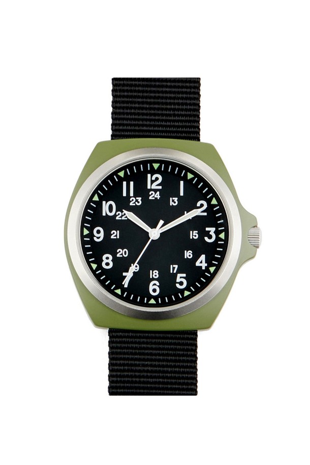 이라크전 시대를 재현한 올리브 색상과 블랙 색상의 밀리터리 필드 워치입니다. 남녀 모두 착용 가능하며, 38mm 케이스와 합금강 소재, 강화 미네랄 글라스를 사용했습니다. 미요타 2036 쿼츠 무브먼트, 슈퍼 루미노바 야광 기능, 3기압 방수를 지원하며 NATO 스트랩(18mm)을 사용했습니다.
