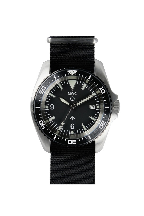 오토매틱 헤비듀티 KSK 다이버 30BAR는 남성을 위한 다이버 시계로, 스테인리스 스틸, 사파이어 크리스탈, 세라믹, 나토 스트랩 소재로 제작되었으며 실버 및 블랙 색상으로 제공됩니다. 48mm 케이스 직경에 30BAR(300m) 방수를 지원하며 NH35A 오토매틱 무브먼트를 탑재, 자동감김, 방수, 야광, 해킹 기능, 회전 베젤, 스크류다운 크라운, 크라운 가드 기능을 제공합니다. 밀리터리 및 스포티 스타일을 갖춘 이 시계는 다이빙, 수중 활동, 군사용으로 적합하며, 41시간 파워리저브, 반사방지 사파이어 크리스탈, 단방향 회전 베젤, 스크류백 케이스가 특징입니다.
