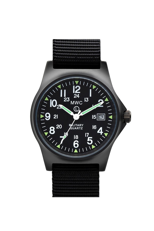 G10 데이저스트 24H PVD - 블랙X블랙 시계는 남녀 모두 착용 가능한 블랙 색상의 밀리터리 스타일 시계입니다. 스테인리스 스틸 케이스와 나토 스트랩으로 제작되었으며, PVD 코팅, 도트 인덱스, 레일웨이 트랙 미닛 마커 디자인이 특징입니다. 미요타 2035 쿼츠 무브먼트, 5기압 방수, 슈퍼 루미노바 야광 기능, 돔형 미네랄 강화유리, 무반사 매트 마감으로 내구성과 실용성을 더했습니다.

