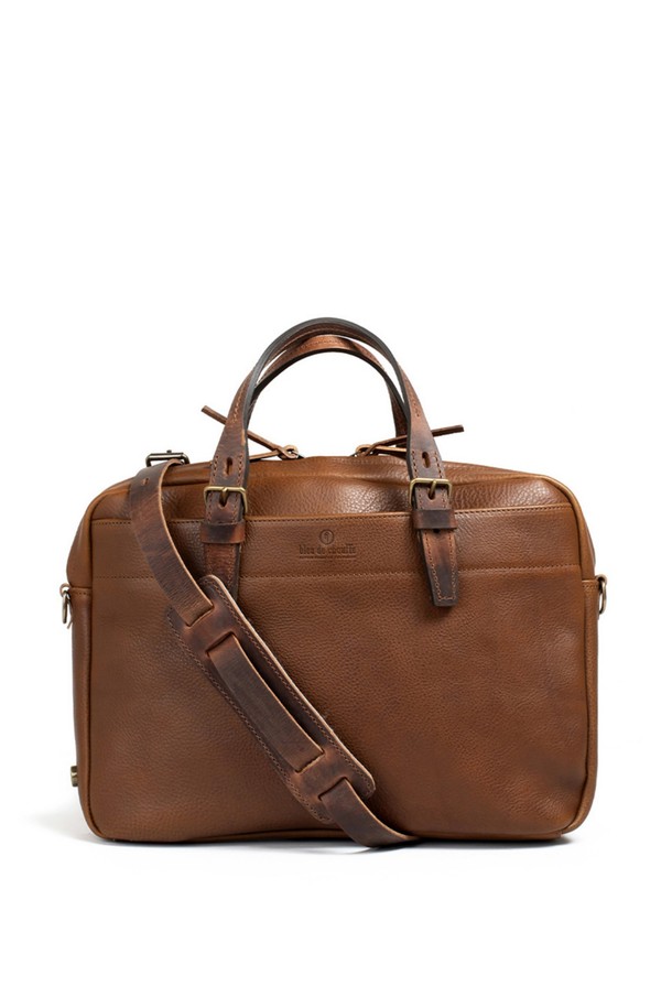 "쿠바 리브레" 폴더 브리프케이스는 브라운과 블루 컬러의 소가죽, 펠트, 면 혼방으로 제작된 남성용 브리프케이스입니다. 미디엄 및 라지 사이즈, 사각 형태에 버클 디자인이 돋보이며, 노트북 및 태블릿 수납이 가능한 실용적인 분리 수납, 숄더 스트랩을 갖추었습니다. YKK Excella 지퍼, 황동 하드웨어, 베지터블 태닝 가죽, 수작업 및 장인 서명으로 완성된, 일상 및 비즈니스에 적합한 고급스러운 가방입니다.
