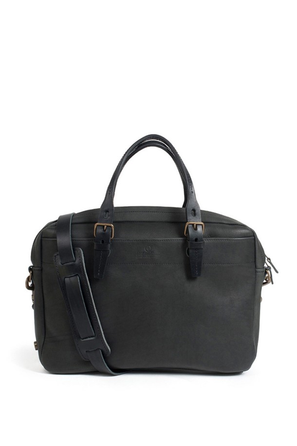 세련된 남성을 위한 폴더 브리프케이스 - 누아르 블랙입니다. 소가죽, 펠트, 면의 고급 소재 조합으로 제작되었으며, 라지 사이즈에 무지 패턴으로 심플함을 더했습니다. 내구성이 뛰어난 YKK Excella 프리미엄 지퍼와 버클, 다수의 수납공간, 태블릿/노트북 수납이 가능한 모듈형 시스템을 갖춰 실용성을 높였으며, 탈부착 가능한 패딩 어깨끈으로 편안한 착용감을 제공합니다.
