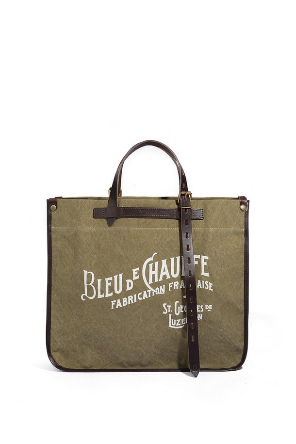 바자 토트백 스톤워시 캔버스 - 카키는 유기농 면 소재에 스톤워싱으로 빈티지한 매력을 더했으며, 남녀 모두에게 잘 어울리는 디자인입니다. 넉넉한 라지 사이즈(L 40 x H 35 x W 18cm)로 17인치 노트북 수납이 가능하고, 내부에 지퍼 포켓, 2개의 폴딩 포켓, 4개의 패치 포켓 등 다양한 수납공간을 제공하여 일상과 비즈니스 모두에 유용합니다. 튼튼한 캔버스와 소가죽 소재, YKK 지퍼, 황동 하드웨어를 사용한 핸드메이드 제품으로, 모듈형 시스템과 스트랩, 스냅버튼 및 지퍼형 잠금 방식으로 실용성을 더했습니다.
