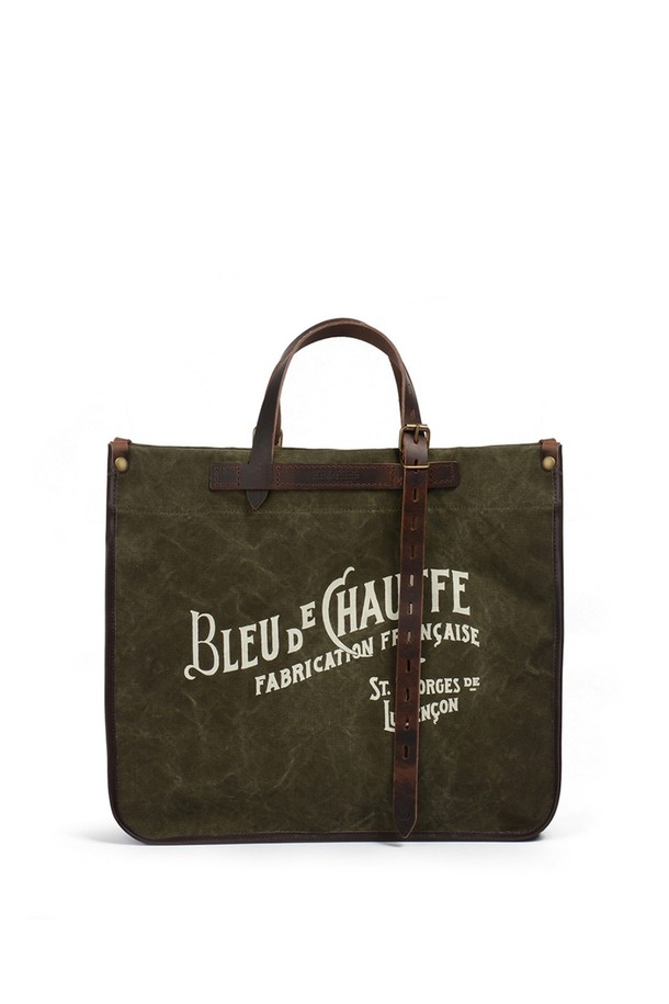 다크 카키 색상의 바자 토트백은 스톤워시 가공된 캔버스와 소가죽 소재로 제작되었으며, 남녀 모두에게 잘 어울립니다. 라지 사이즈의 사각 토트백은 내부에 지퍼 포켓이 있으며, 탈부착 가능한 모듈과 스냅 버튼 잠금 방식으로 디자인되었습니다. 노트북 수납이 가능하며 일상 및 비즈니스 용도로 활용하기 좋고, 내구성이 강한 소재와 고급 하드웨어를 사용하여 제작된 로고 패턴의 토트백입니다.
