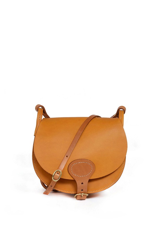 다이앤 새들백 M - 미엘은 클래식한 무드를 자아내는 남성용 새들백입니다. 블랙과 러스트 컬러로 출시되었으며, 식물성 태닝 처리된 풀그레인 소가죽 소재로 제작되어 자연스러운 가죽 질감을 느낄 수 있습니다. 내부에는 유기농 면을 사용하여 편안함을 더했으며, 황동 하드웨어와 YKK 지퍼, 수작업 마감으로 디테일을 높였습니다. 반원 형태의 디자인에 버클과 자수 장식이 포인트로, 출근룩, 비즈니스 캐주얼, 모임룩 등 다양한 TPO에 시크하고 미니멀한 스타일을 더해줍니다.
