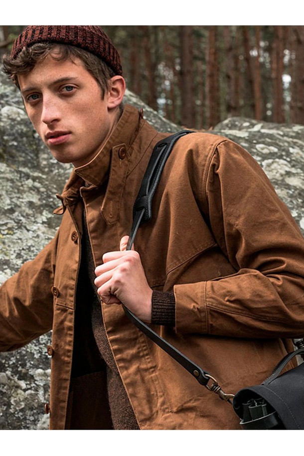 프리미엄 천연 소가죽으로 제작된 누아르 블랙 컬러 스냅훅 레더 스트랩입니다. 105-120cm 사이즈로 5단계 길이 조절이 가능하며, 탈부착이 용이한 스냅 방식 잠금과 수작업 광택 마감된 황동 버클, 천연 펠트 어깨 패드가 특징입니다. 숄더 및 크로스바디 스타일 연출이 가능하며, 시간이 지날수록 자연스러운 패티나가 형성됩니다.
