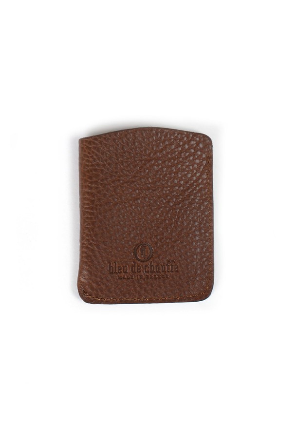 심플하고 컴팩트한 사이즈의 인트로 명함지갑 - 쿠바 리브레는 베지터블 풀그레인 가죽 소재로 제작되었으며, 내구성이 강화된 구조와 천연 가죽의 에이징을 경험할 수 있습니다. 카드 수납이 가능하며, 로고 음각 장식이 돋보이는 미니 사이즈의 명함 지갑입니다. 유기농 코튼 내부 라이닝, YKK 지퍼, 황동 부자재를 사용하여 완성도를 높였으며, 클래식하고 미니멀한 스타일을 연출합니다.
