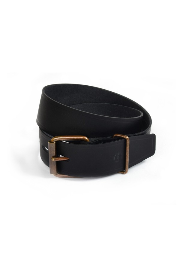 프레드 벨트 - 누아르 블랙은 식물성 태닝 처리된 풀그레인 소가죽으로 제작되어 뛰어난 내구성과 자연스러운 가죽 무늬를 자랑합니다. 빈티지 스타일 버클과 황동 하드웨어, 수작업으로 완성된 섬세함이 돋보이며, 시간이 지날수록 멋스러운 패티나가 더해져 특별한 가치를 선사합니다. M, L, XL 세 가지 사이즈로 제공되며, 블랙과 다크브라운 두 가지 컬러 옵션으로 만나볼 수 있습니다.
