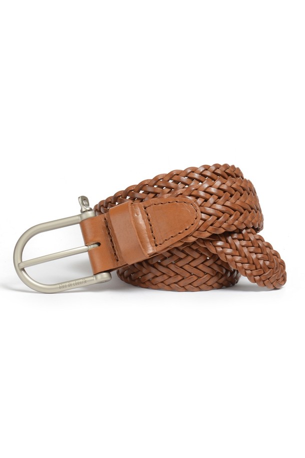 마닐 브레이디드 벨트 - 꼬냑은 식물성 태닝 처리된 풀그레인 소가죽으로 제작되어 빈티지한 멋을 자아냅니다. 브레이디드 패턴과 꼬냑 컬러가 세련된 조화를 이루며, 황동 하드웨어 버클과 로고 디테일이 고급스러움을 더합니다. 시간이 지날수록 자연스러운 파티나가 형성되어 더욱 멋스러운 스타일을 연출하며, 젖었을 때는 그늘에서 자연 건조하고 가죽 크림으로 관리하여 오래도록 사용할 수 있습니다.
