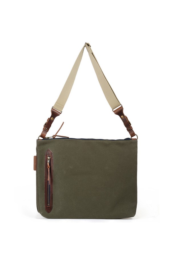 바스키아 크로스백 - 카키는 남성 고객을 위한 미디엄 사이즈의 사각 크로스백입니다. 캔버스와 가죽 소재를 사용하여 내구성과 고급스러움을 동시에 잡았으며, 무지 디자인에 카키 컬러로 미니멀, 클래식, 캐주얼 스타일을 연출하기 좋습니다. 지퍼, 스트랩 디테일과 함께 다수의 수납공간, 외부 및 내부 포켓, 조절 가능한 스트랩, 탈부착 가능한 내부 포켓, YKK Excella 지퍼를 적용하여 실용성을 높였습니다. 출근룩 또는 비즈니스 캐주얼에 활용하기 좋은 데일리 아이템입니다.
