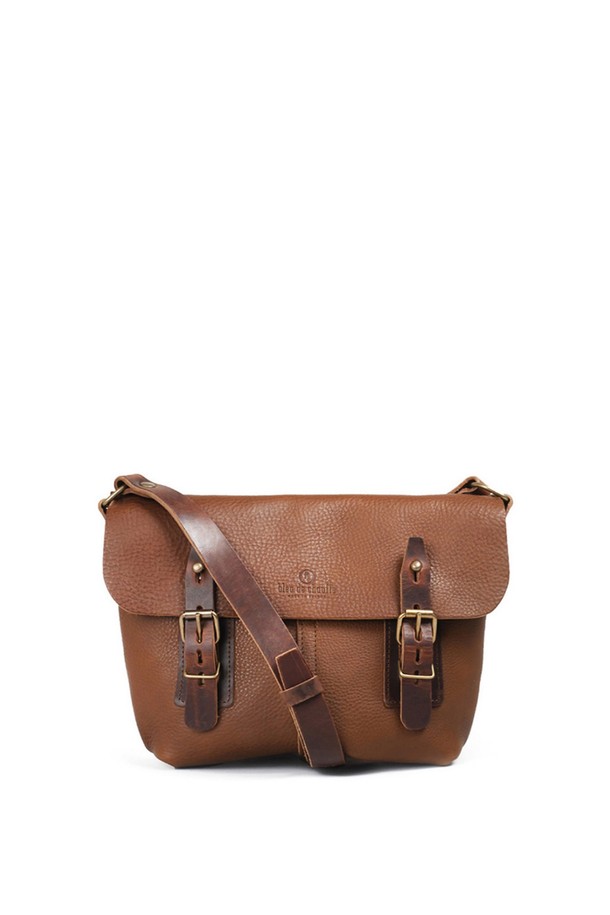 루이스 사첼백 - 쿠바 리브레는 베지터블 태닝 풀그레인 소가죽 소재의 미디엄 사이즈 여성용 사첼백입니다. "Cuba Libre"를 포함한 6가지 다채로운 컬러로 출시되었으며, 버클과 리벳 장식, YKK 지퍼, 황동 하드웨어로 고급스러움을 더했습니다. 7개의 지퍼 포켓, 2개의 폴딩 포켓, 4개의 패치 포켓을 갖춘 다중 수납공간과 모듈러 시스템 호환 기능을 통해 실용성을 높였으며, 버클형 및 버튼형 잠금 방식으로 내용물을 안전하게 보호합니다.
