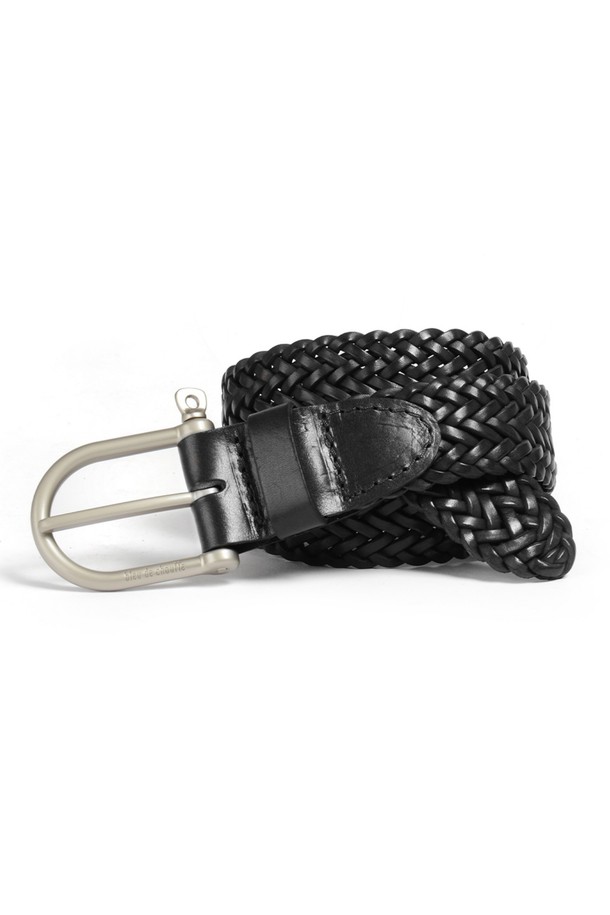 마닐 브레이디드 벨트 - 누아르 블랙은 소가죽과 황동 소재로 제작된 남녀 공용 벨트입니다. 브레이디드 패턴과 보트 걸쇠 모티브 버클, 로고 각인이 돋보이며, 풀그레인 가죽 사용으로 내구성이 뛰어나고 시간이 지날수록 자연스러운 멋을 더합니다. M, L, XL 사이즈로 제공되며, 사이즈 조절이 가능하여 편안하게 착용할 수 있습니다.
