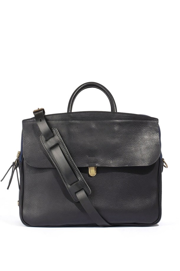 제포 듀오 브리프케이스 - 누아르 블랙은 남성을 위한 미디엄 사이즈 브리프케이스입니다. 소가죽, 펠트, 면, 캔버스, 황동 소재로 제작되었으며, 무지 패턴에 버클 디자인 장식이 돋보입니다. 15인치 노트북 수납이 가능하며, 2개의 메인 수납공간, 외부 앞뒤 포켓, 탈부착 가능한 펠트 노트북 슬리브, 면 내부 포켓, 어깨 스트랩, YKK Excella 지퍼를 갖춘 실용적인 제품입니다.
