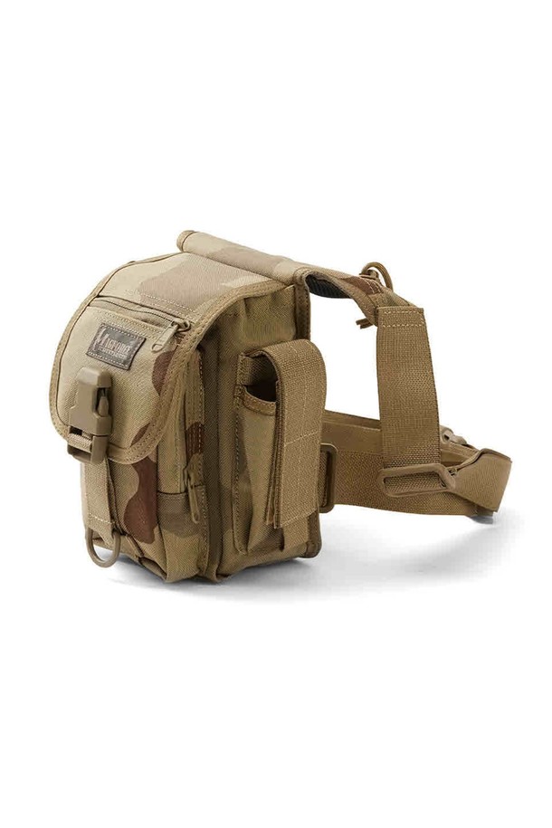 아델리 펭귄 웨이스트백 - 데저트 카모는 남성용 웨이스트백으로, 나일론 소재에 사각 디자인과 카모 패턴이 특징입니다. 방수 및 생활 방수 기능을 갖추어 일상, 하이킹, 백패킹 등 다양한 용도로 활용 가능하며, MOLLE 시스템 호환, 웨이스트 및 레그 스트랩, 전면 및 내부 포켓, 탈부착 가능한 레그 스트랩 등의 다양한 기능을 제공합니다. 데저트 카모 외 블랙 포리지, 카키 포리지 색상으로 출시되었으며, 캐주얼, 고프코어, 워크웨어 스타일을 연출하기 좋습니다.
